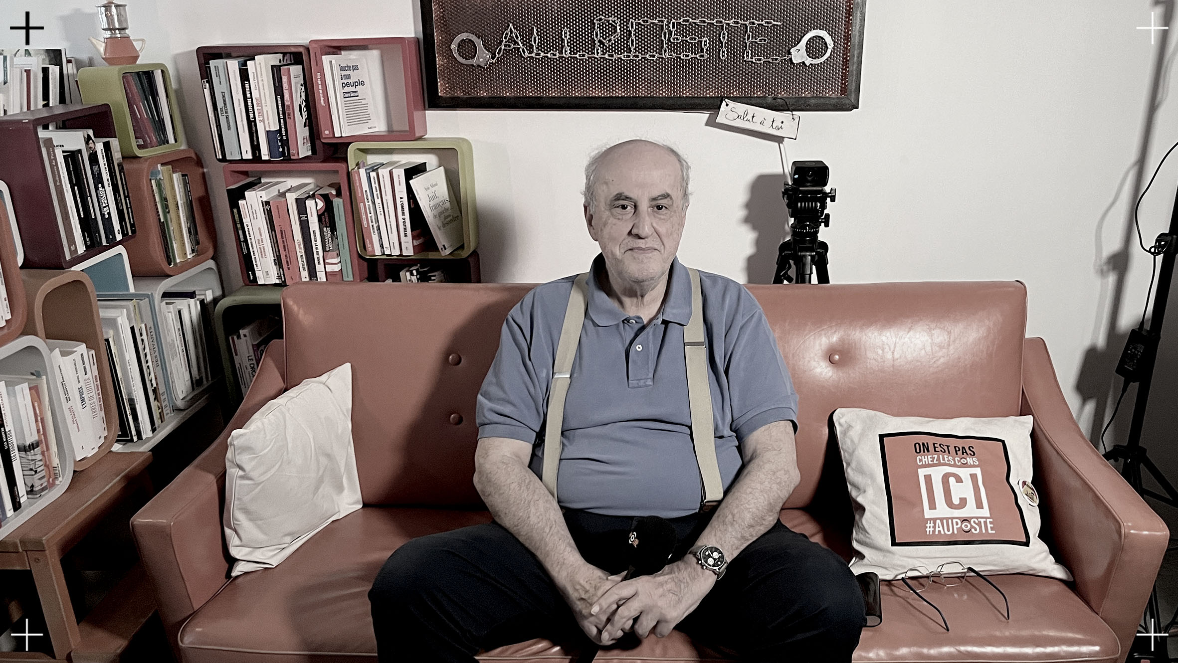 Elias Sanbar a quinze mois lorsque sa famille s'installe au Liban après la proclamation de l'État d'Israël. En 1969, il poursuit ses études à Paris. Par la suite, il enseigne le droit international à l'université Paris VII. Il enseigne ensuite au Liban puis aux États-Unis à l'université de Princeton. Il se lie d'amitié avec le philosophe français Gilles Deleuze.