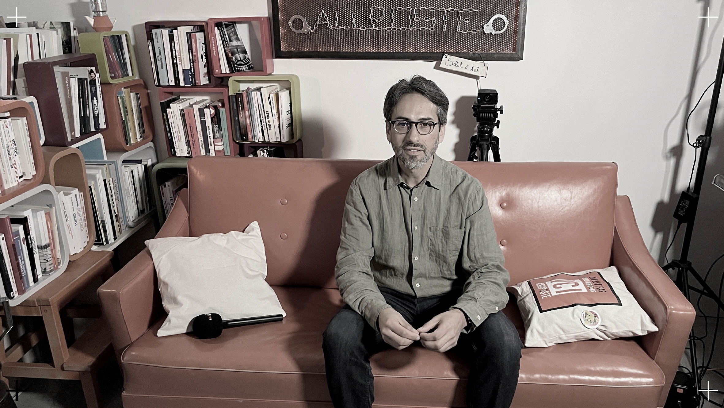 José Gutierrez-Privat est philosophe. Depuis huit ans, il arpente les QER (pour quartiers d’évaluation de la radicalisation), à la recherche de la pâte humaine. Il rencontre des condamnés pour des faits liés au terrorisme islamiste, il croise des suspects de radicalisation, il sonde les âmes. #AuPoste