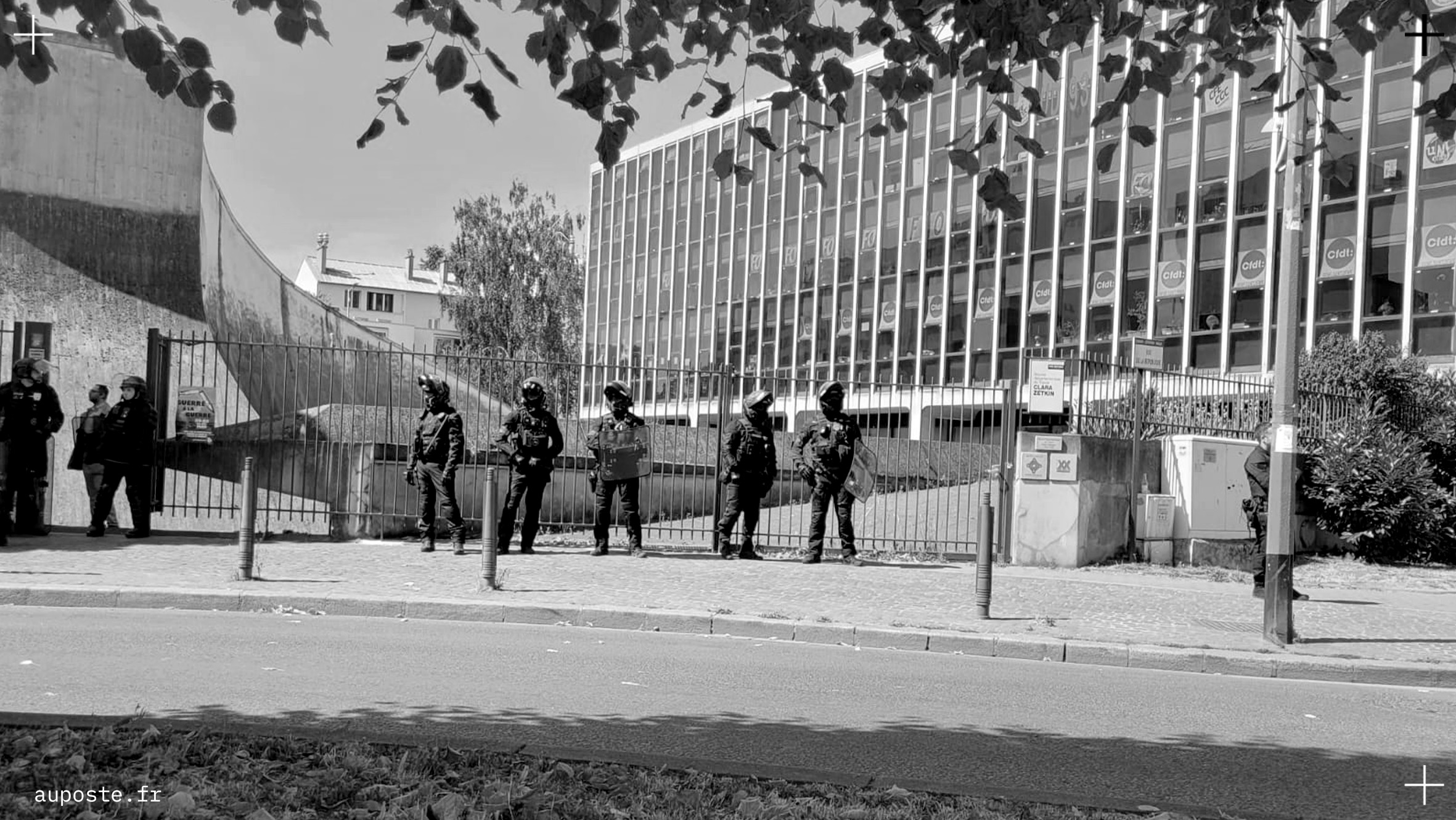 Le Bourget : ballons éclatés drapeaux arrachés, et la contre manif Guerre à la guerre bloquée à 1 km du salon de l'armement. Reportage.