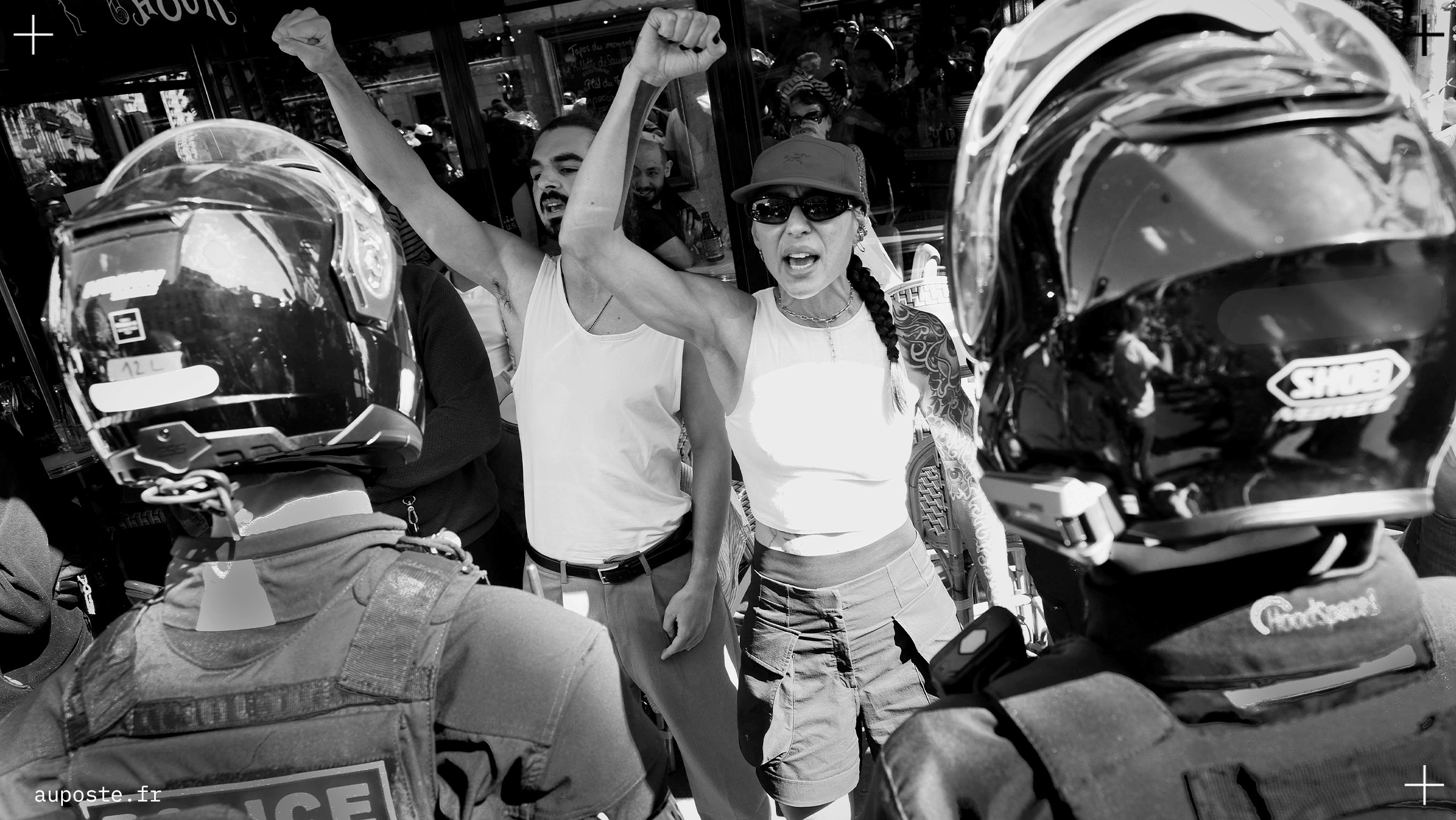 Contre les Nazis qui défilent, Au Poste au cœur du village antifasciste