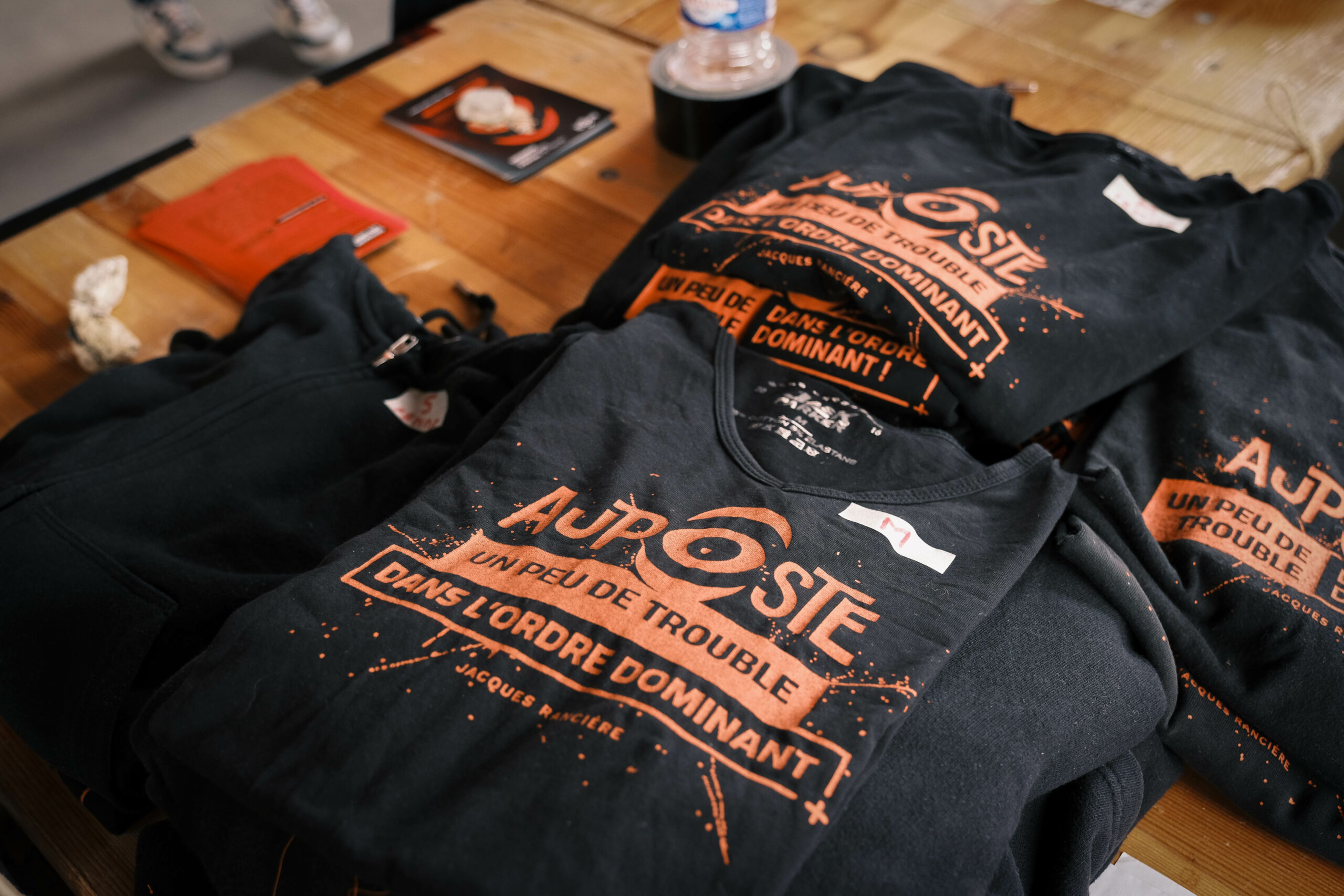 Demandez les sweats et t-shirts Au Poste, demandez !