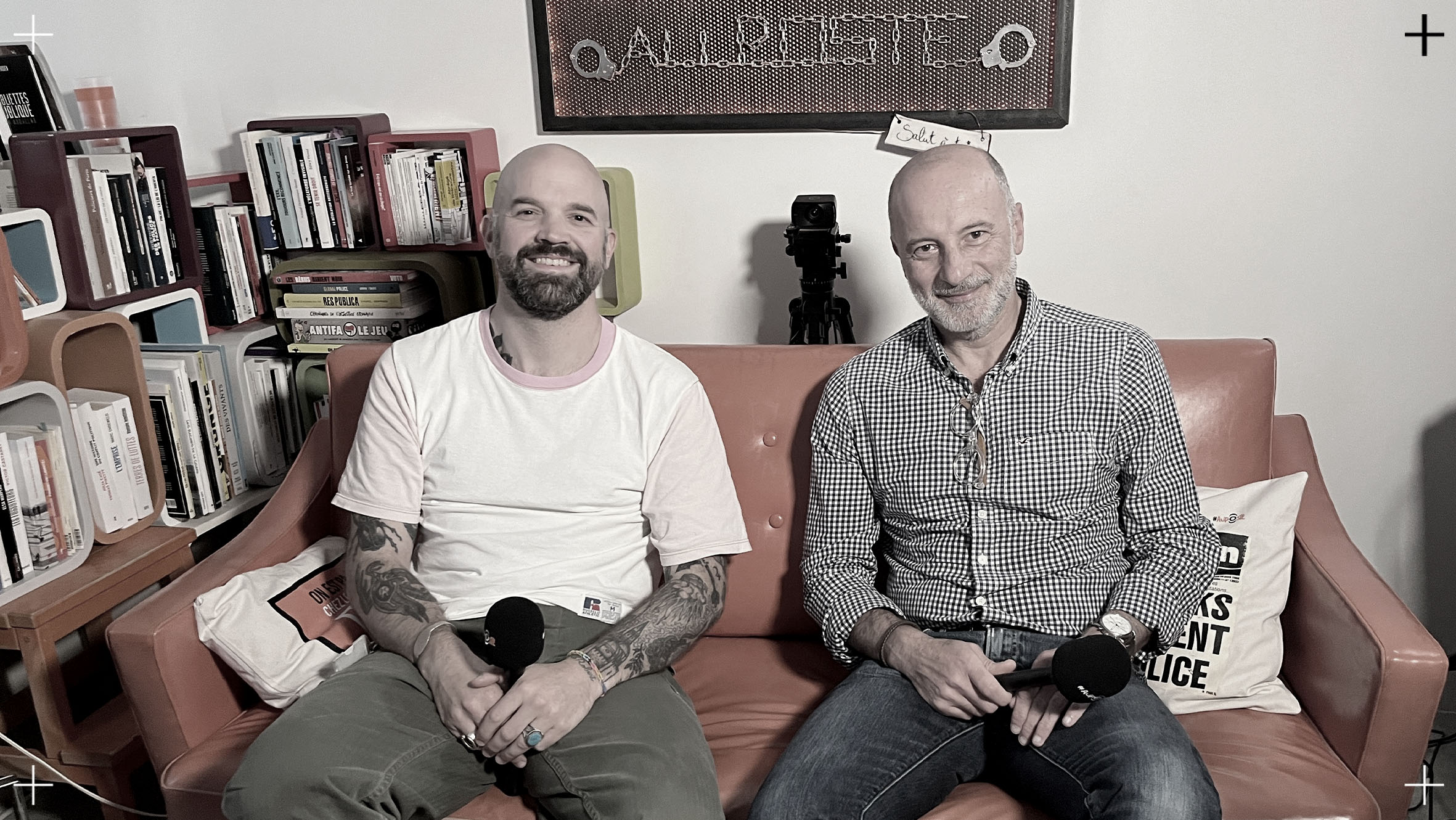 120 artistes, 70 pays : la satire globale face à la montée de l'IA