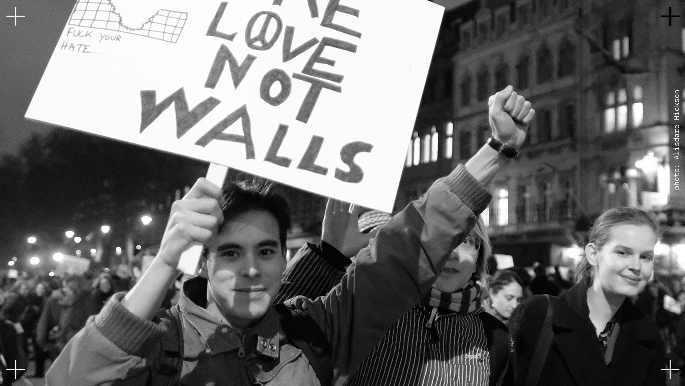 Loi immigration : glissement xénophobe de la droite anglaise et analogie avec la France