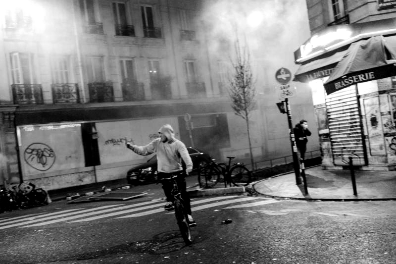 Au cœur des manifestations, ces reporters qui se posent en « vigie » (Au Poste dans Le Monde)