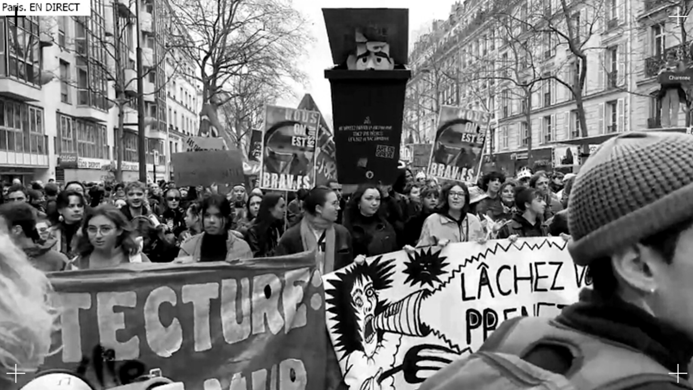 Foule, Peuple, et dixième round contre le passage en force de la réforme des retraites : #AuPoste au cœur du cortège