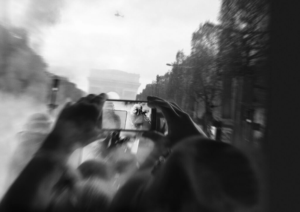 « Un pays qui se tient sage », dispo en soutien aux caisses de grève